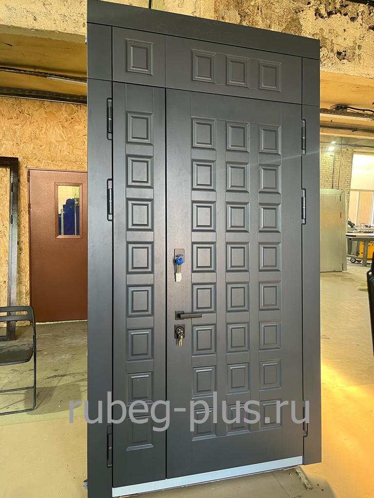 Входная металлическая дверь с боковой и верхнй вставками. Отделка МДФ шпонированный