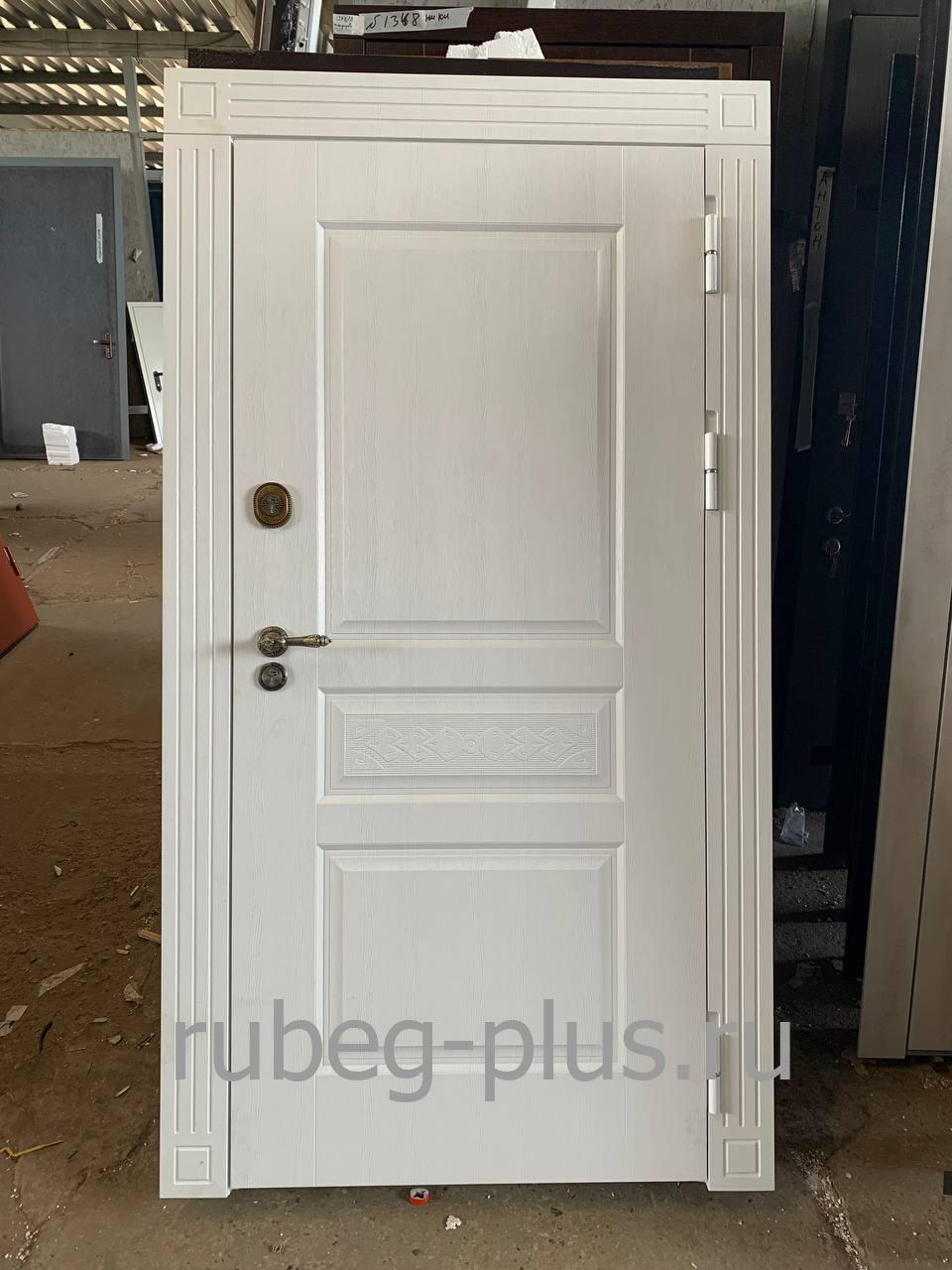 Металлическая дверь белого цвета с отделкой МДФ и наличниками из МДФ