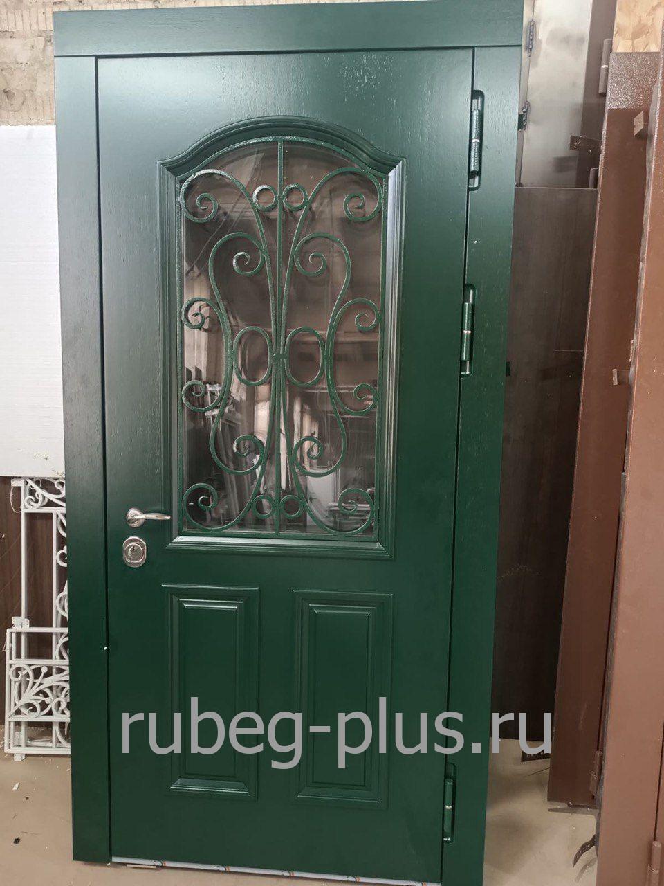 Металлическая зеленая дверь с терморазрывом, стеклопакетом и кованой решеткой