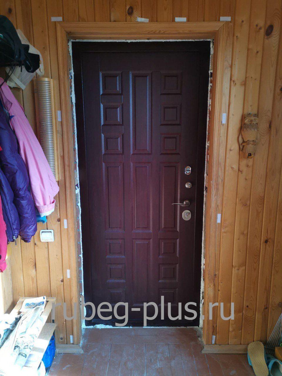 Входная металлическая дверь с отделкой МДФ в частный дом