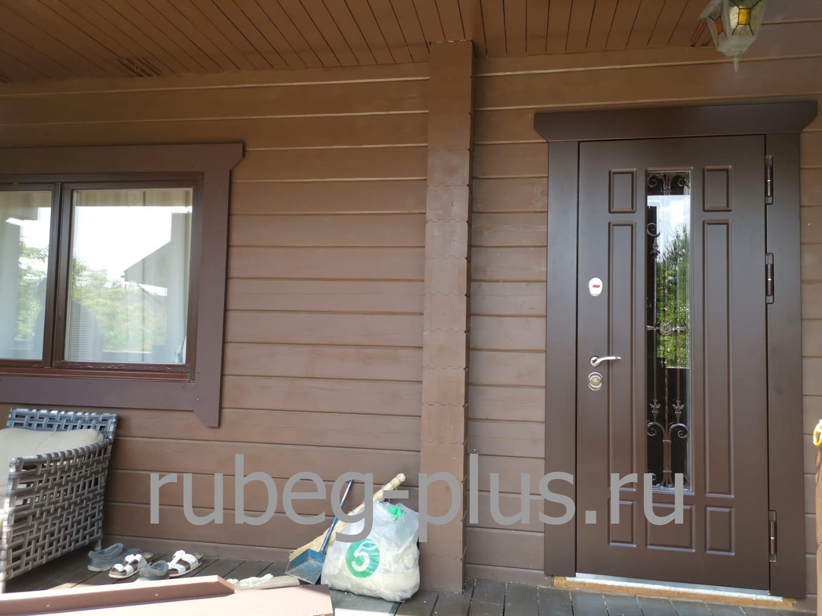 Входная металлическая дверь с отделкой МДФ, стеклопакетом и ковкой в частный дом