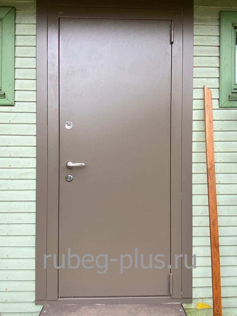 Металлическая дверь с порошковым напылением в хозяйственный блок на дачу