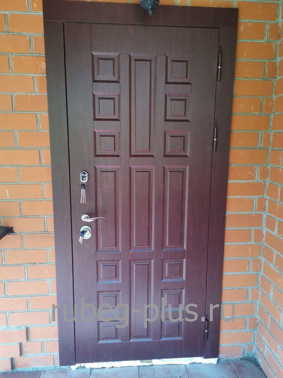 Входная металлическая дверь с отделкой МДФ в частный дом