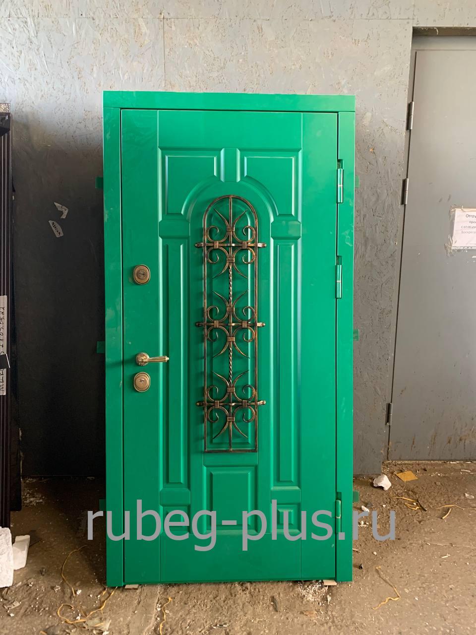 Металлическая зеленая дверь с решеткой и отделкой МДФ