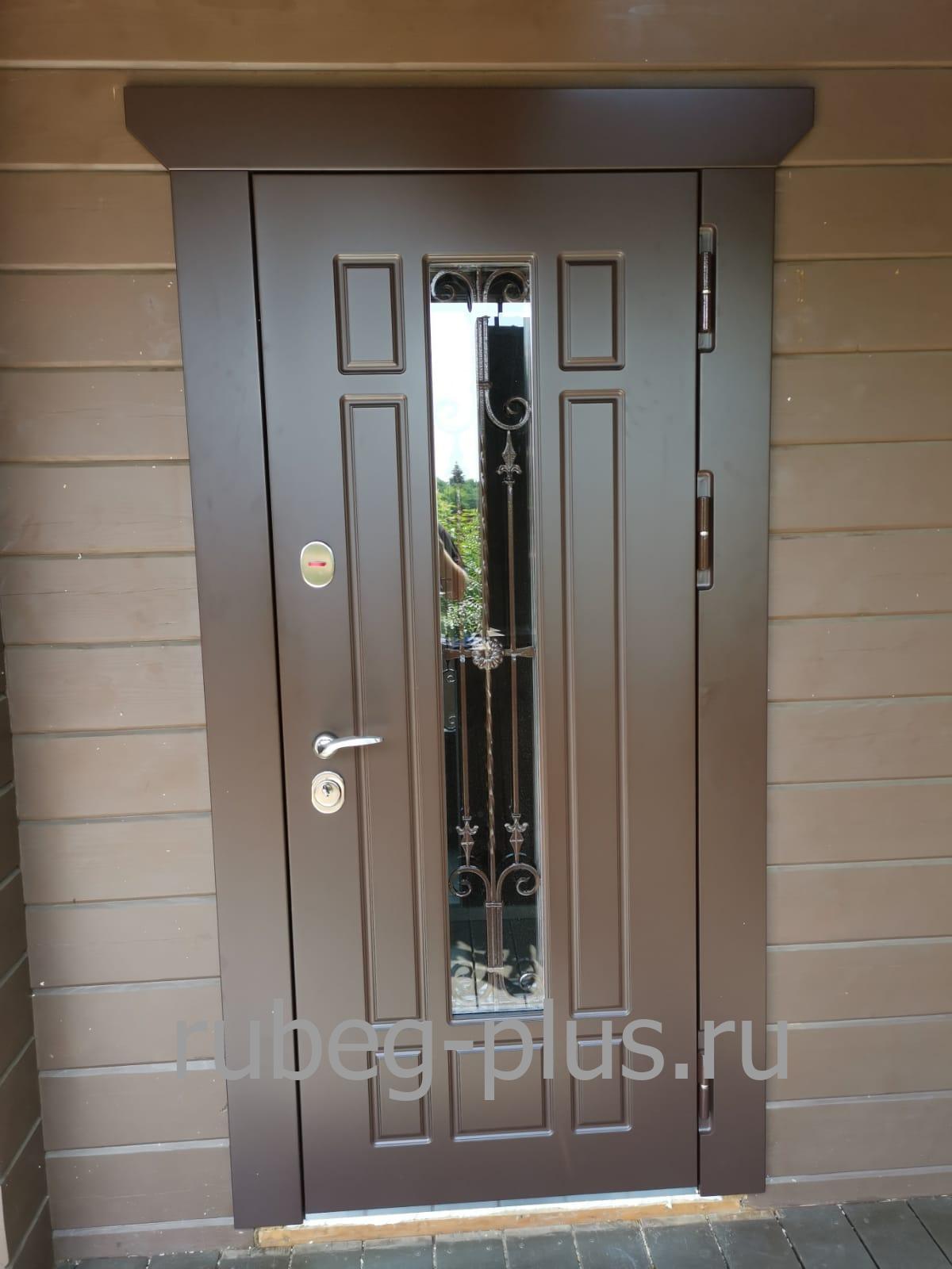 Входная металлическая дверь с отделкой МДФ, стеклопакетом и ковкой в частный дом