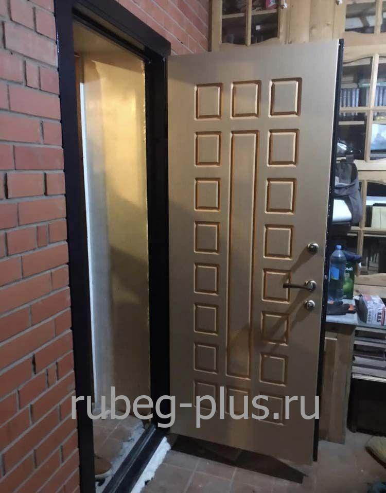 Входная дверь в частный дом Московской области
