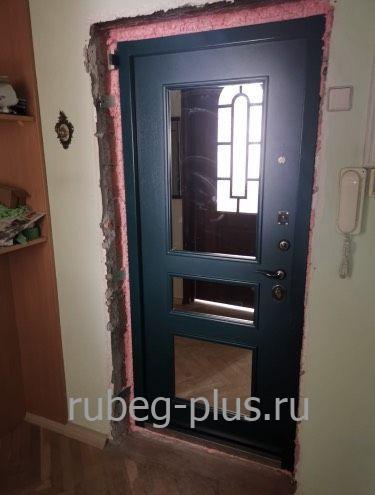 Входная дверь в квартиру в г. Москве, Ростовская набережная. 