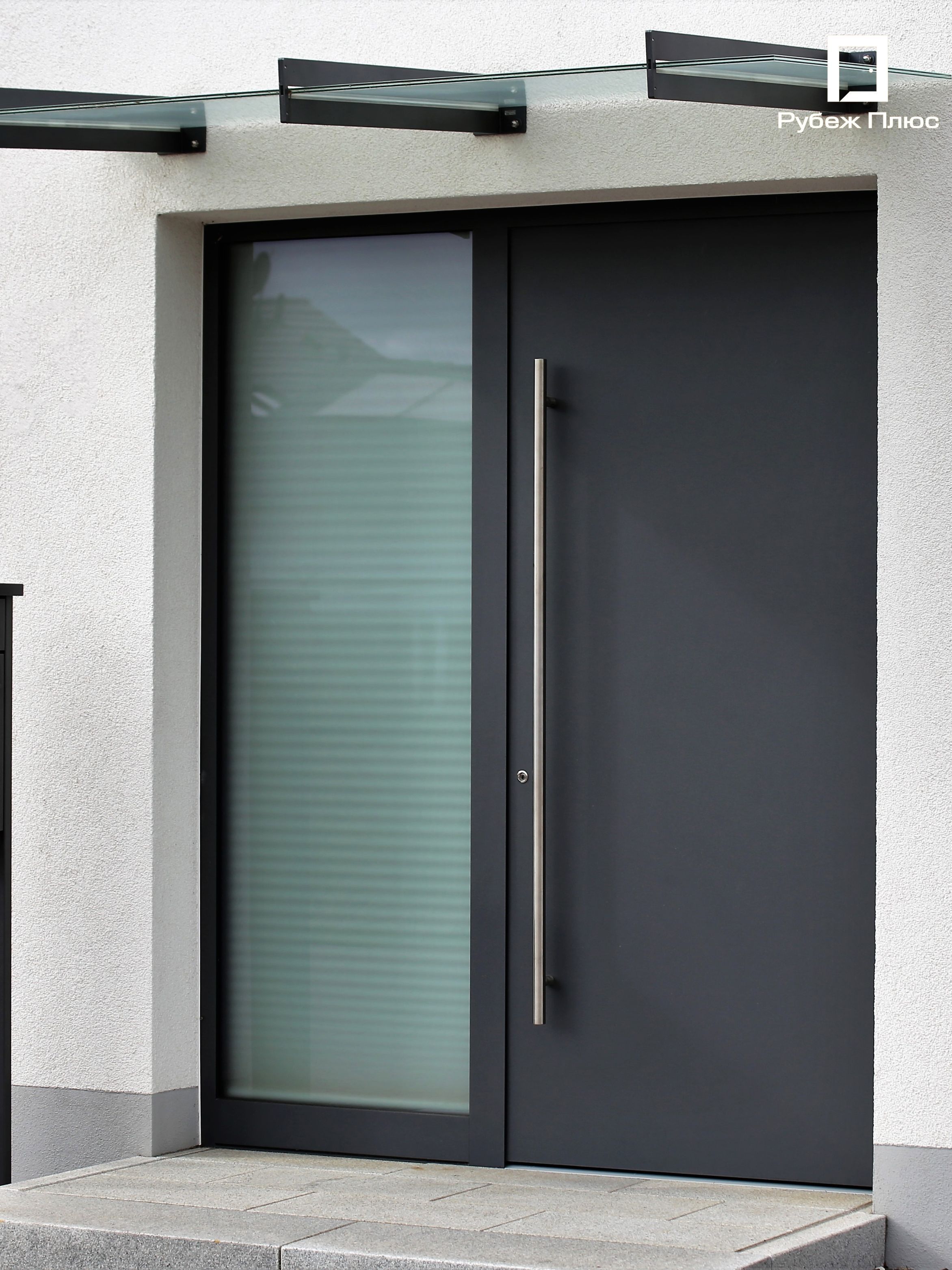 Купить металлическую дверь со стеклопакетом: стиль, безопасность и комфорт от «Рубеж Плюс»