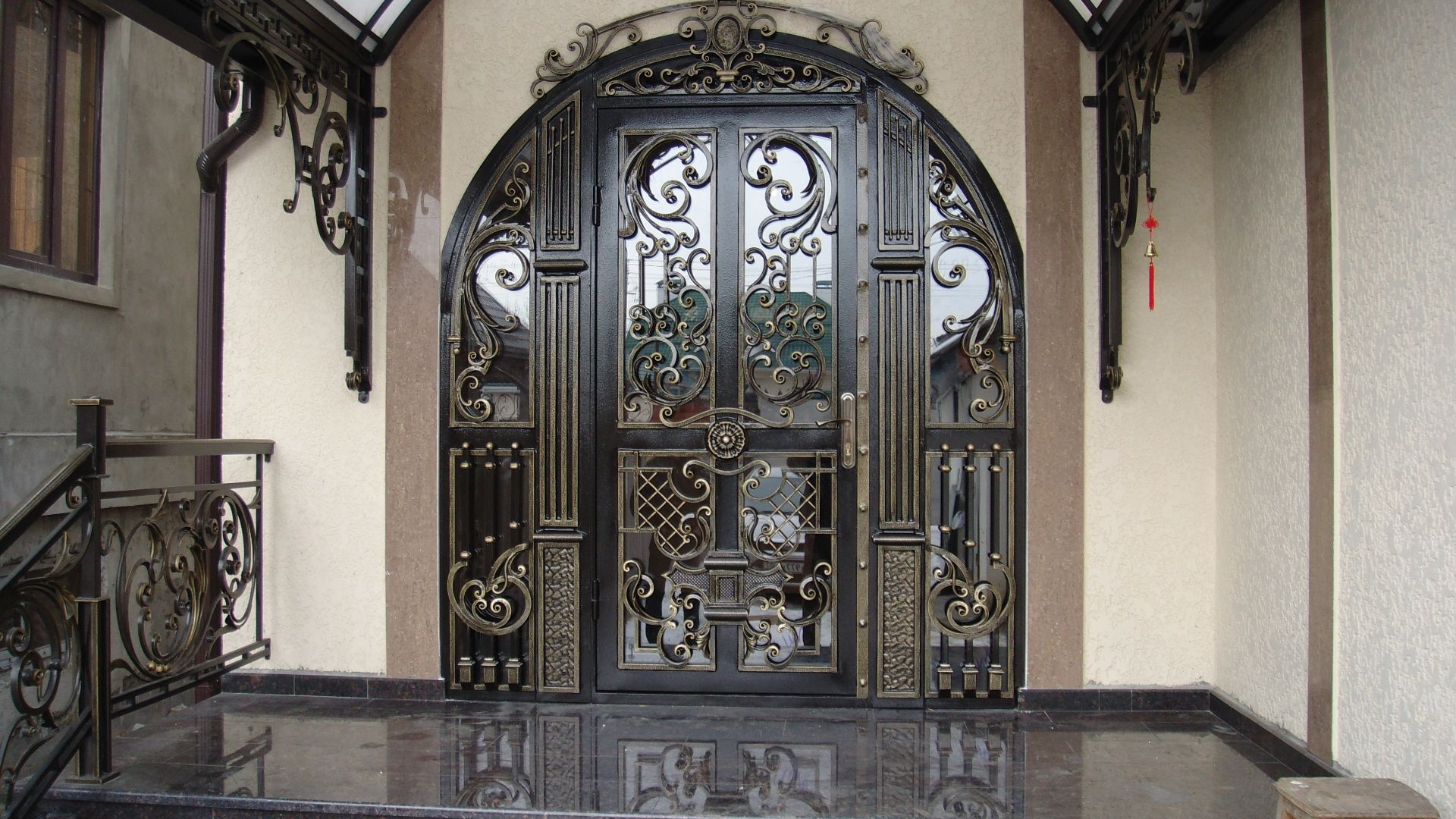 Металлические двери со стеклом и ковкой