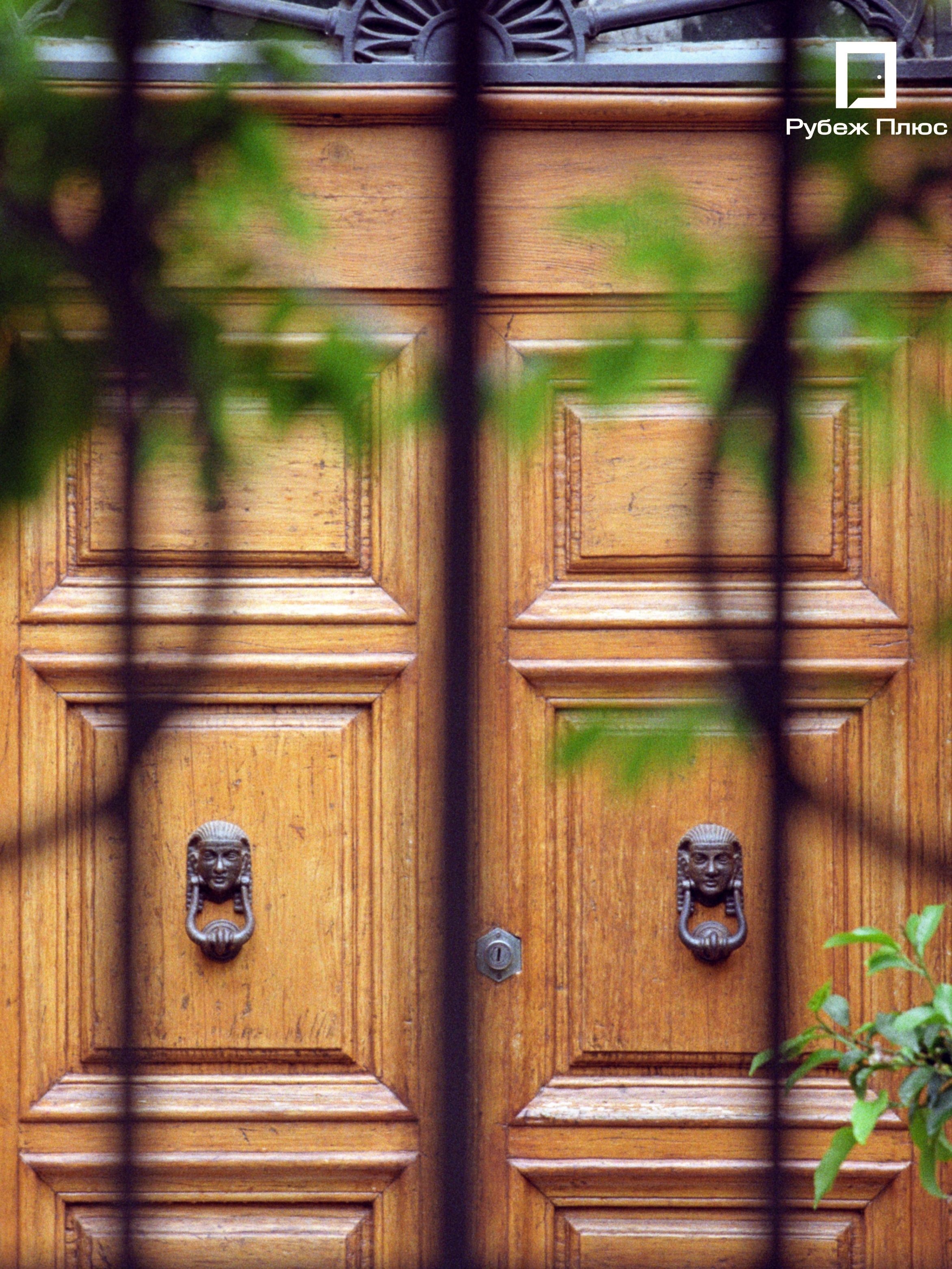 Металлические двери с внешними декоративными элементами: выбор и стильные решения